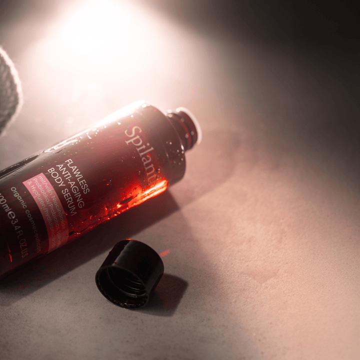 Flawless Anti-Aging Body Serum geöffnet, liegend mit schwarz grauem Hintergrund